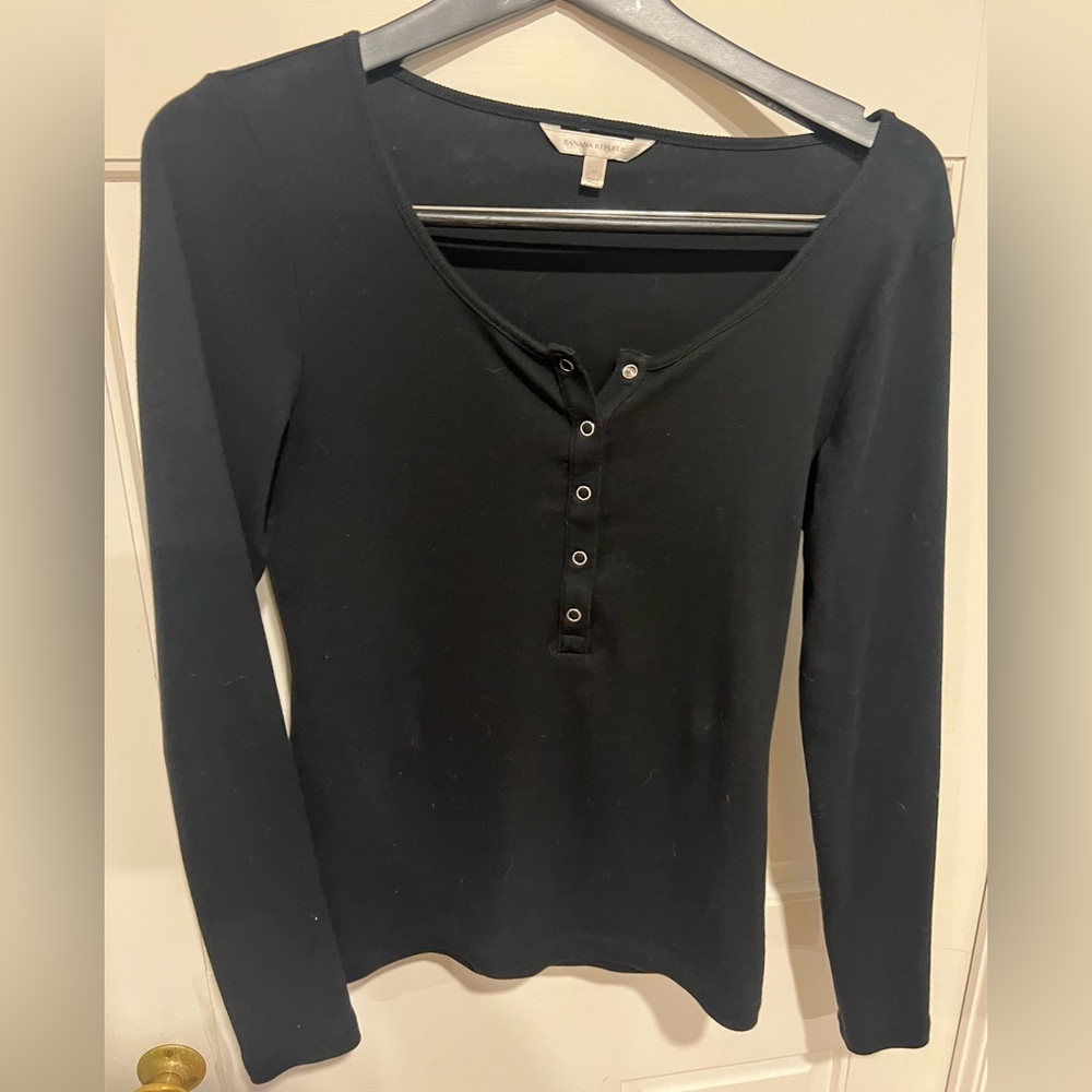 Banana Republic Black Henley snap front LS t-shirt. Fabric is ribbed